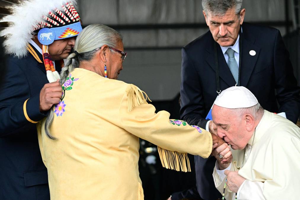 El papa Francisco pidió el lunes perdón “el mal que tantos cristianos cometieron contra los indígenas” de Canadá y lamento la colaboración de su Iglesia en lo que calificó de “destrucción cultural”.