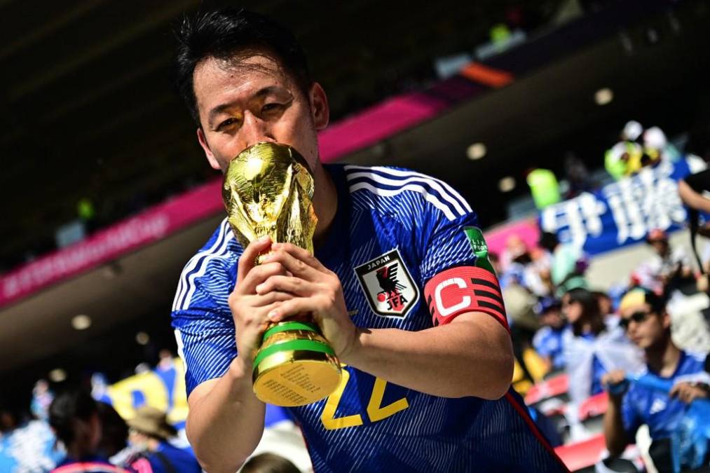 ¿Se vale soñar? Un aficionado Japón llevó una Copa del Mundo.