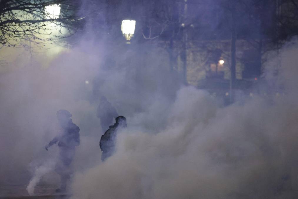 Amnistía Internacional alertó este miércoles del “uso excesivo de la fuerza de forma generalizada” y de “las detenciones arbitrarias”, preocupaciones ya expresadas por la oposición de izquierdas, abogados, magistrados e incluso la defensora del pueblo.