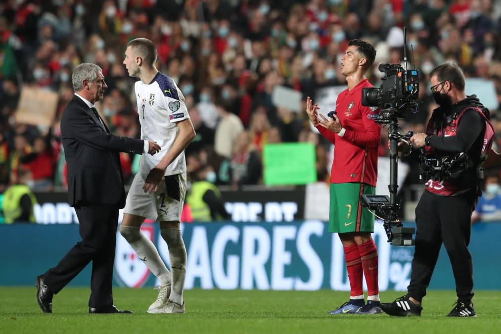 Cristiano Ronaldo reaccionó molesto contra su propio DT ya que el seleccionador ha sido objeto de críticas por sus planteamientos.