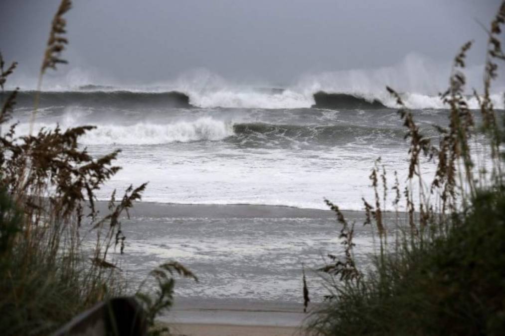 Gigantescas olas se observan esta mañana en Atlantic Beach, Carolina del Norte.