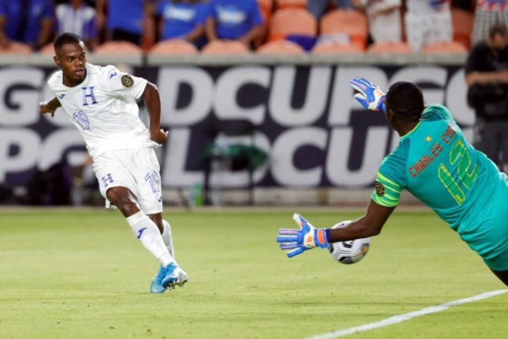 Así definió Edwin Solani Solano ante el portero granadino para marcar el 2-0 de Honduras.