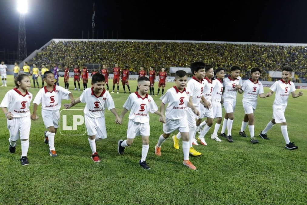 Estos niños salieron al campo acompañando a los jugadores de ambos equipos.