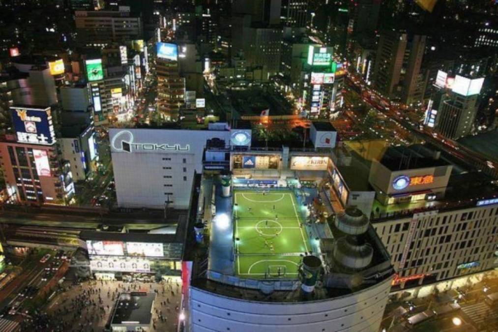 Otro estadio espectacular es el Adidas Football Stadium de Tokio situado en el último piso de uno de los edificios de la marca.