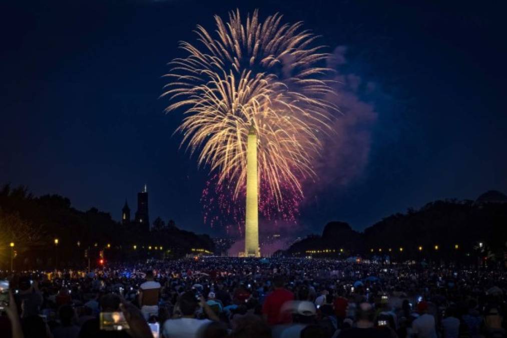 Miles de estadounidenses también disfrutaron del show de luces desde los principales monumentos de Washington D.C. tras levantarse las restricciones por la pandemia de coronavirus.