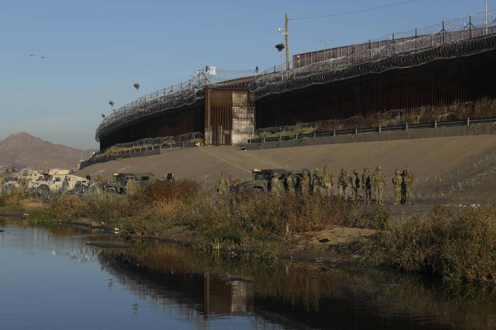 Los agentes de la Guardia Nacional permanecerán apostados en la frontera en los próximos días poniendo fin al cruce masivo de indocumentados, que aprovechan el bajo caudal del río Bravo en esa zona.