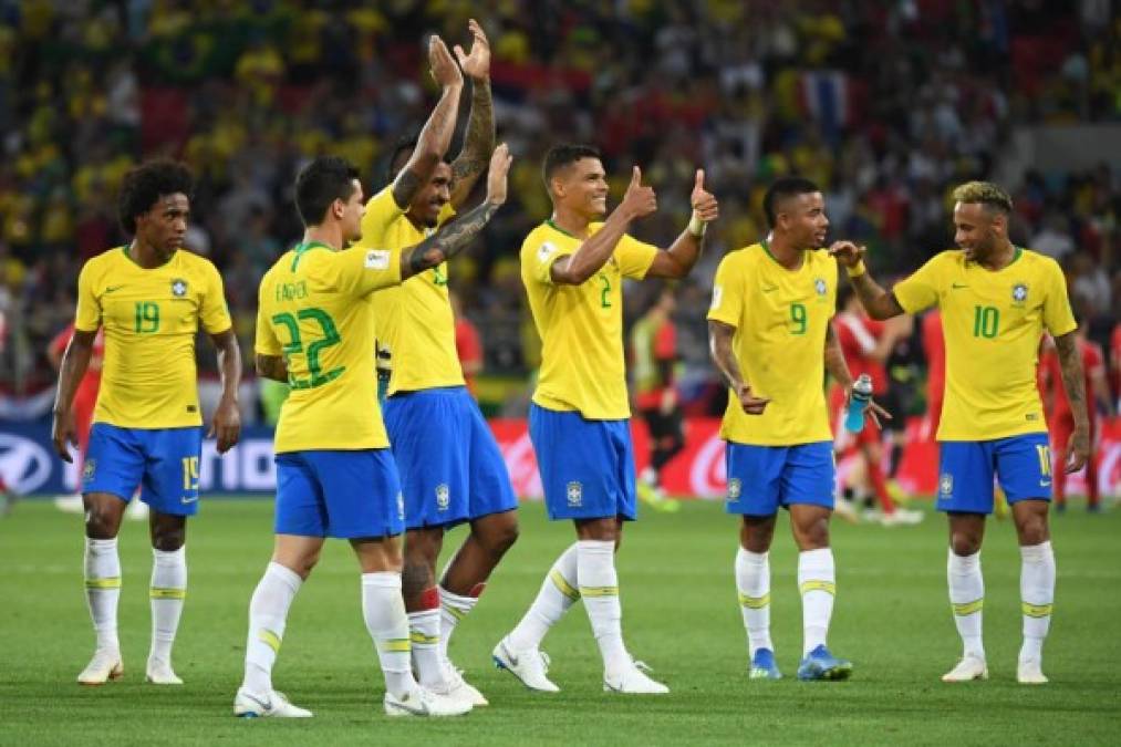 Los brasileños festejando y agradeciendo el apoyo de los aficionados. Foto AFP