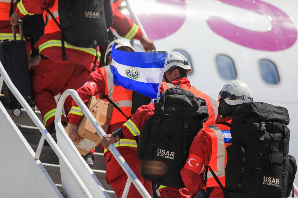 El Salvador envía rescatistas para ayudar en búsqueda de víctimas en Turquía