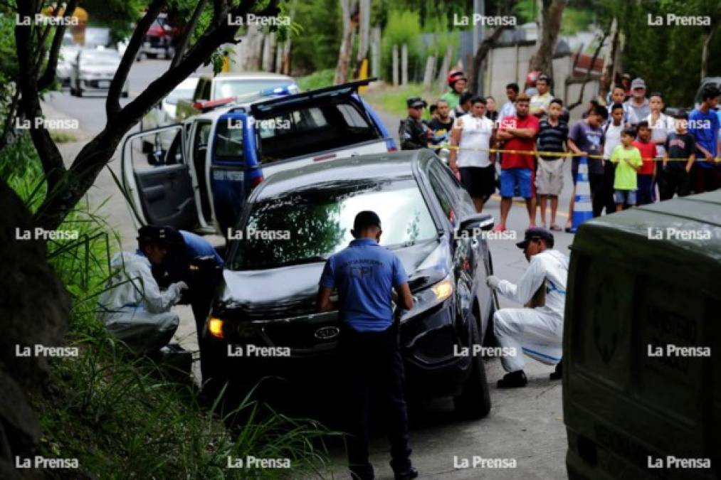 La camioneta quedó con sus luces intermitentes encendidas y a la orilla de la carretera.