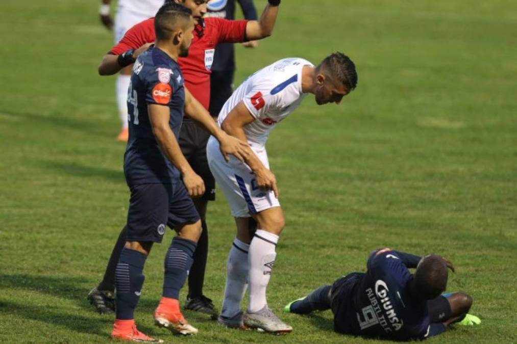 Esteban Espíndola le reclamó a Rubilio Castillo porque creía que el delantero del Motagua estaba fingiendo.