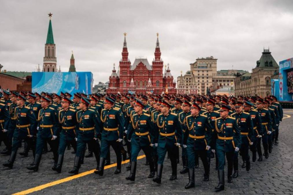 Las palabras de Putin sobre las Fuerzas Armadas quedaron subrayados por el desfile militar en la plaza Roja -marcado por el fío y el mal tiempo- en el que participaron más de 12.000 militares y 190 unidades de equipamiento militar, 76 helicópteros y aviones, que sobrevolaron al término de la parada el cielo de Moscú.