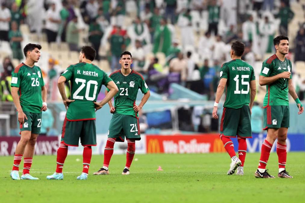 Rostros tristes y desencajados en los jugadores mexicanos por la eliminación en el Mundial de Qatar 2022.