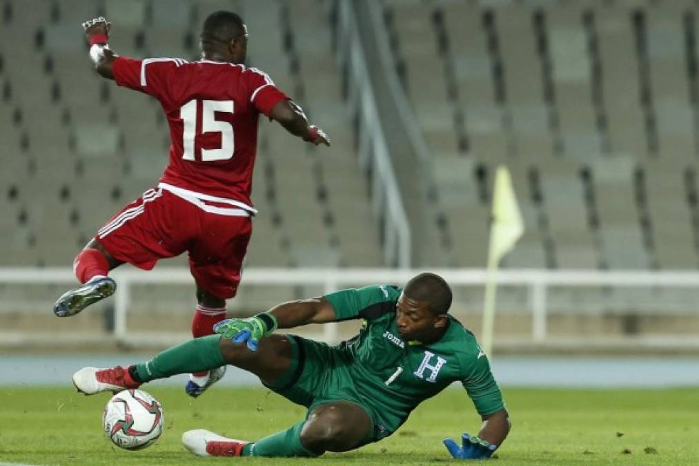 'Buba' López le saca el balón a Ismail Al Hammadi y evitá el gol de Emiratos. Foto AFP