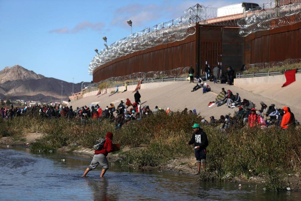 Ante la emergencia, el secretario de Seguridad Nacional, Alejandro Mayorkas, visitó ayer El Paso, donde se reunió con las autoridades migratorias y autorizó reparaciones en el muro.