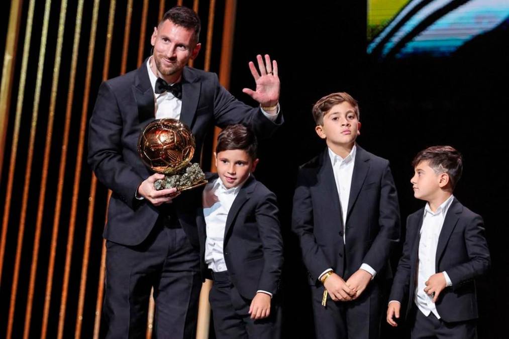 Después, cuando Messi recibió el premio pidió que su familia subiera al escenario y solamente sus hijos, Thiago, Mateo y Ciro, lo hicieron, pero su esposa no.
