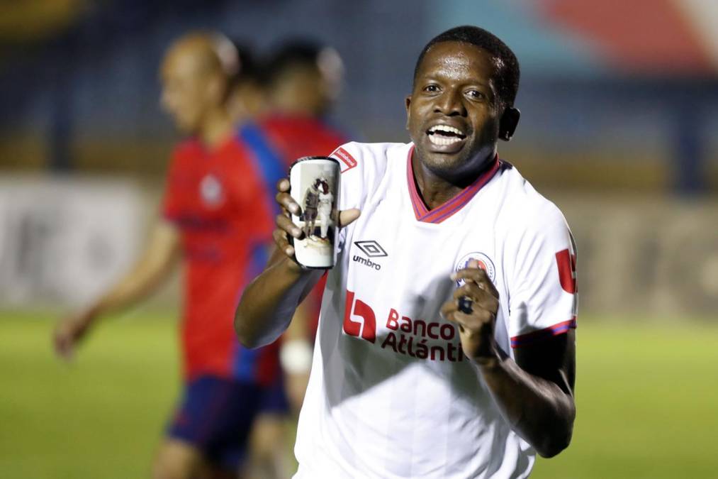 Boniek García realizó una dedicación especial tras su gol.