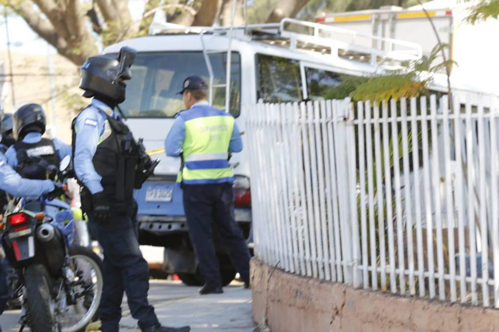 Informes preliminares establecen que dos personas abordaron la unidad de transporte y con armas en mano empezaron a despojar de sus pertenencias a los pasajeros.