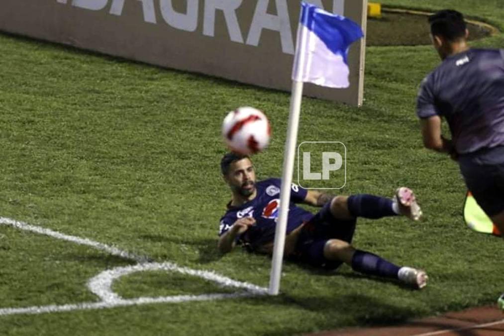 El argentino Lucas Baldunciel se esfuerza para evitar que el balón salga del campo.