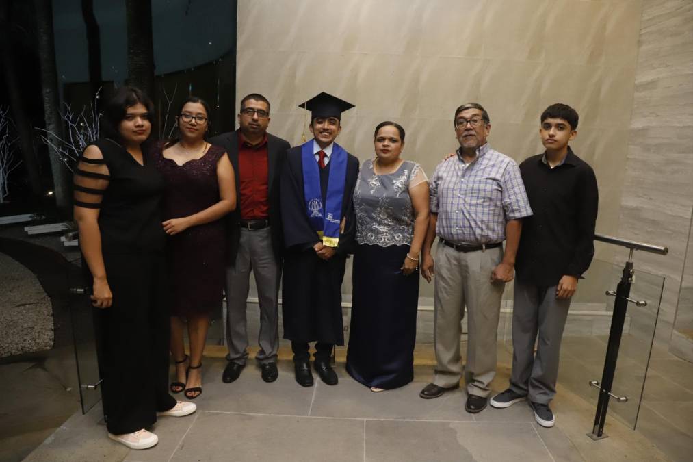 El alumno César Gómez (centro) arribó a la graduación con sus seres queridos. 