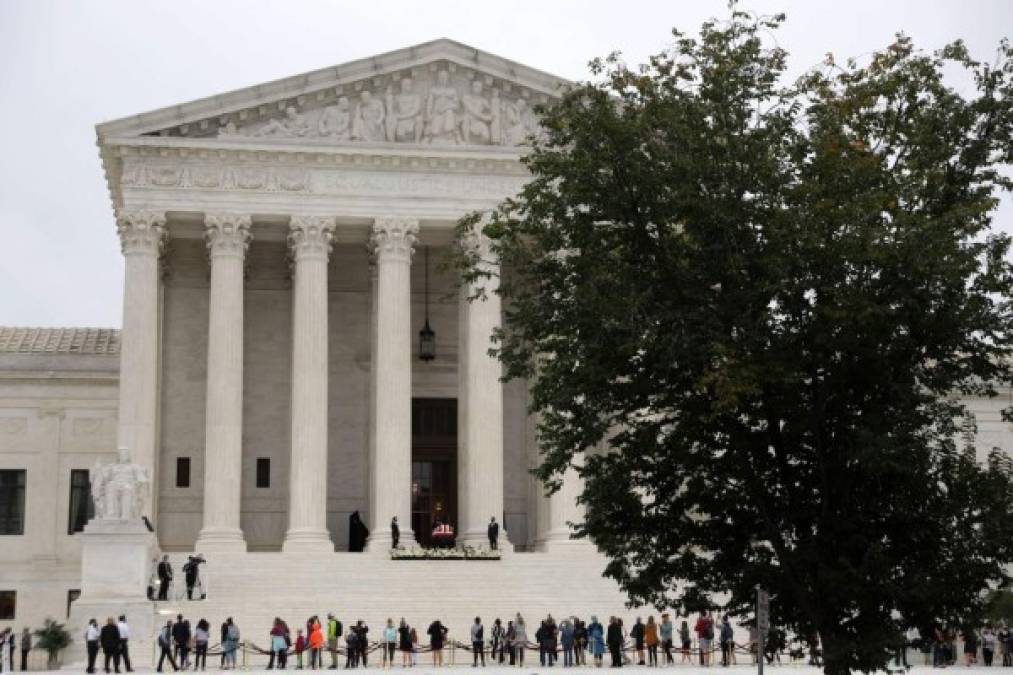 Trump y la primera dama se situaron a ambos lados del ataúd de Ginsburg y guardaron apenas un minuto de silencio, mientras los abucheos de la multitud congregada frente al Supremo se hacían más fuertes.