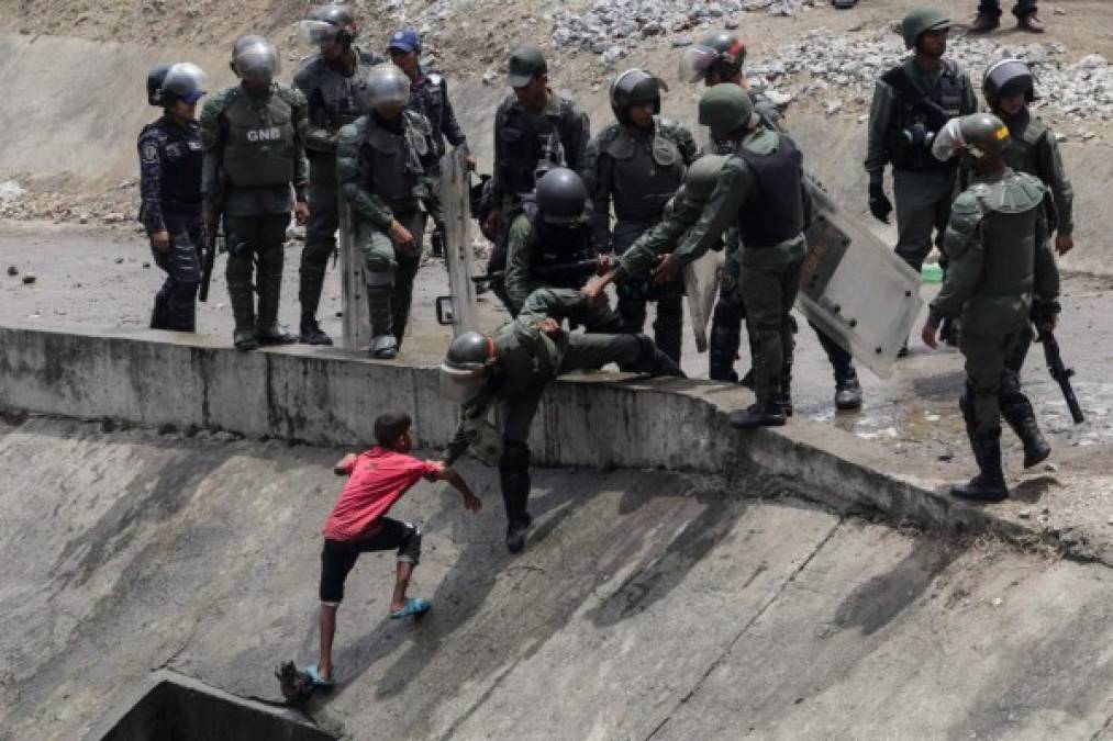 La Guardia Nacional Bolivariana (GNB, policía militarizada) tomó la zona cuando la cantidad de gente empezó a agruparse en el lugar y a atravesarse en la autopista Francisco Fajardo, la principal vía de la ciudad.