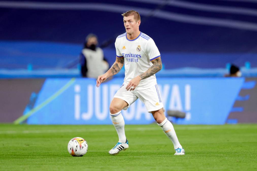 ¡Sorpresa en el Real Madrid! Toni Kroos está meditando su continuidad en el club blanco y puede salir en este verano, o el próximo, segun diarios de España. SER Deportivos informó que el alemán ha rechazado los intentos del Real Madrid por negociar una ampliación de su contrato. El centrocampista de 32 años, que termina contrato en 2023, no quiere ser un problema a la hora de la planificación futura de la plantilla del Real Madrid y prefiere mantenerse a la expectativa.