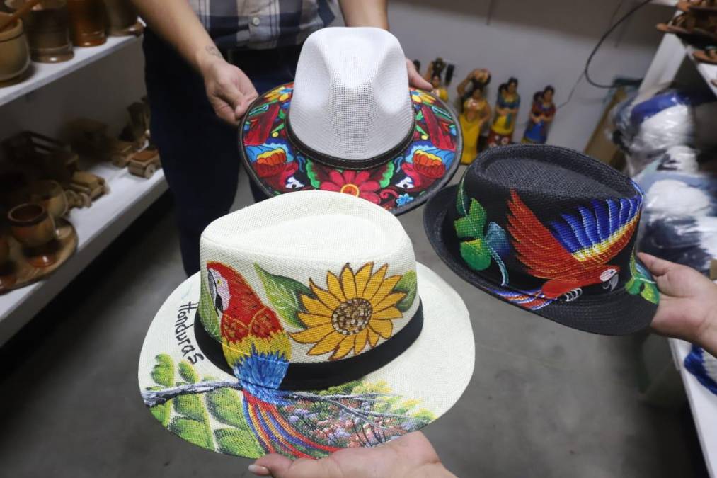  Sombreros bordados y pintados. Hay desde 350 a 650 lempiras. 