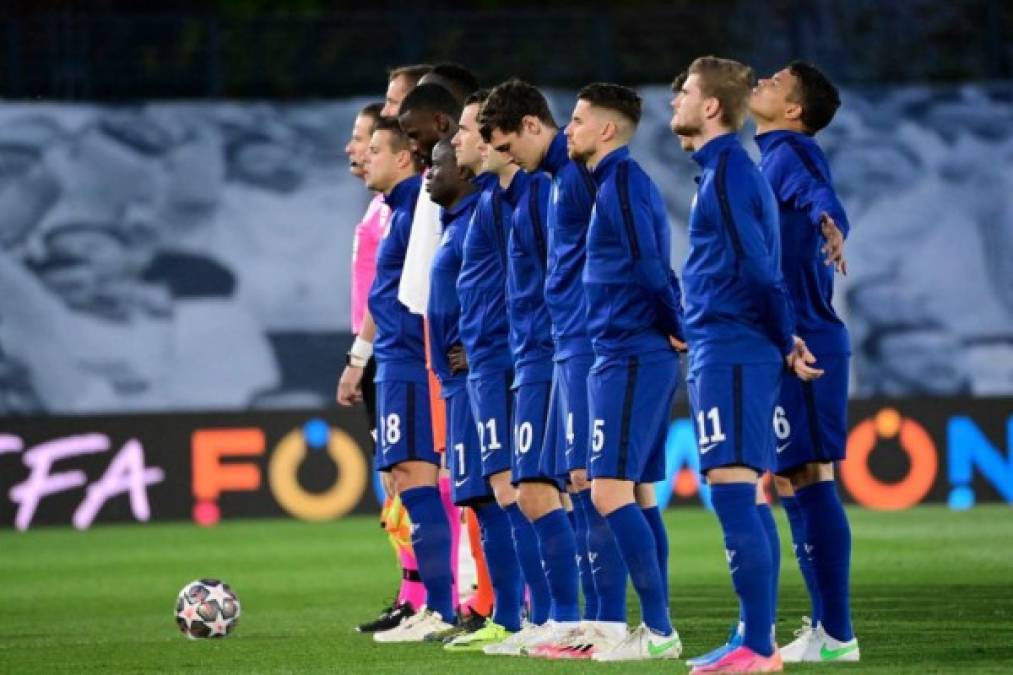 Los 11 titulares del Chelsea en el momento que se entonaba el himno de la Champions League. Los jugadores se mostraban concentrados.