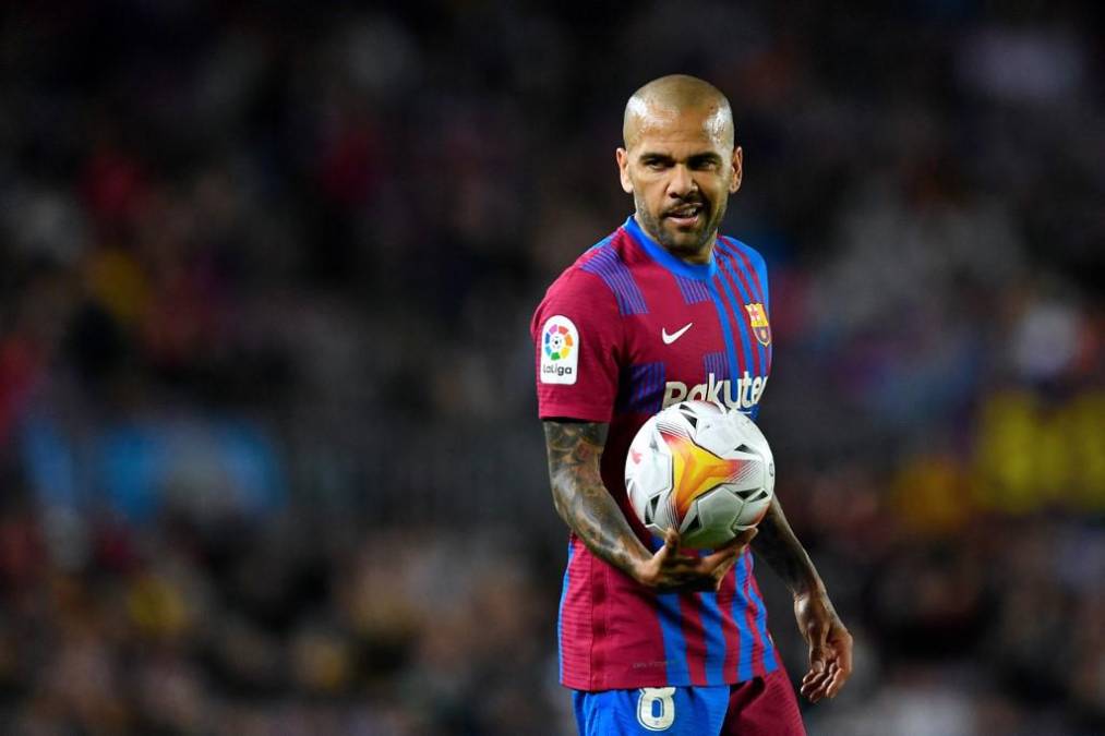 El lateral brasileño Dani Alves quiere seguir en el Barcelona, pero el club tiene dudas respecto a su futuro. Según la información publicada por el diario ‘Sport’, la entidad azulgrana todavía no ha puesto sobre la mesa ninguna oferta de renovación.