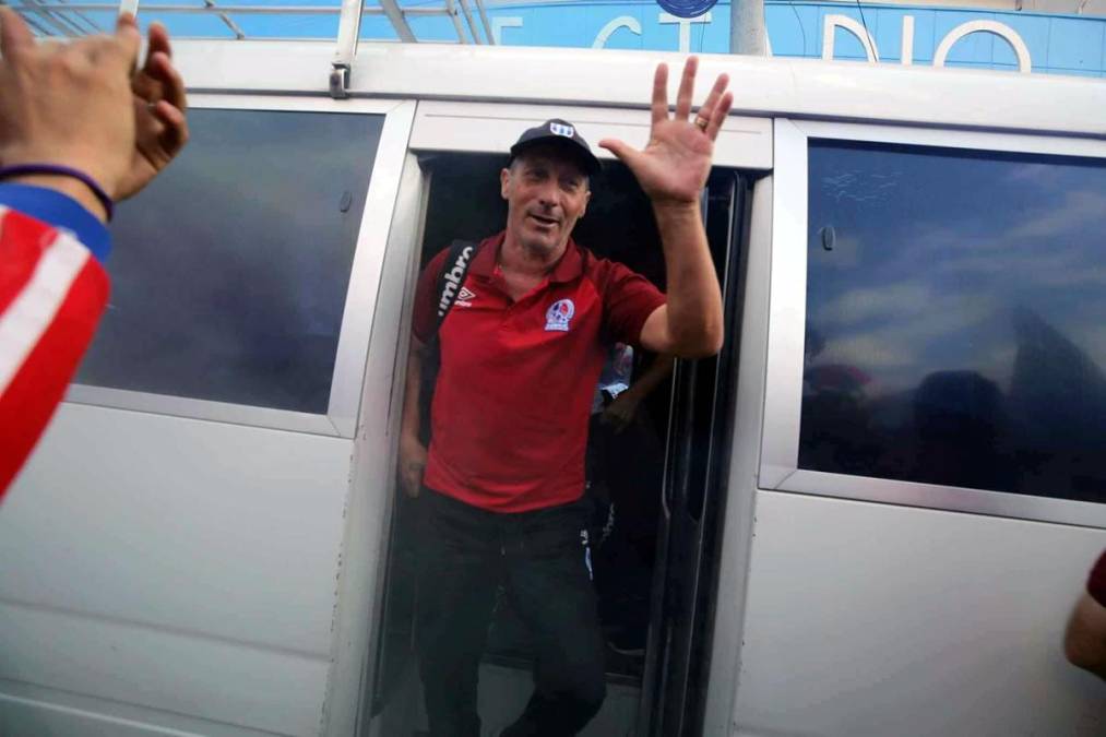 Pedro Troglio saludando a los aficionados del Olimpia a su salida del autobús para ingresar al estadio Nacional Chelato Uclés.