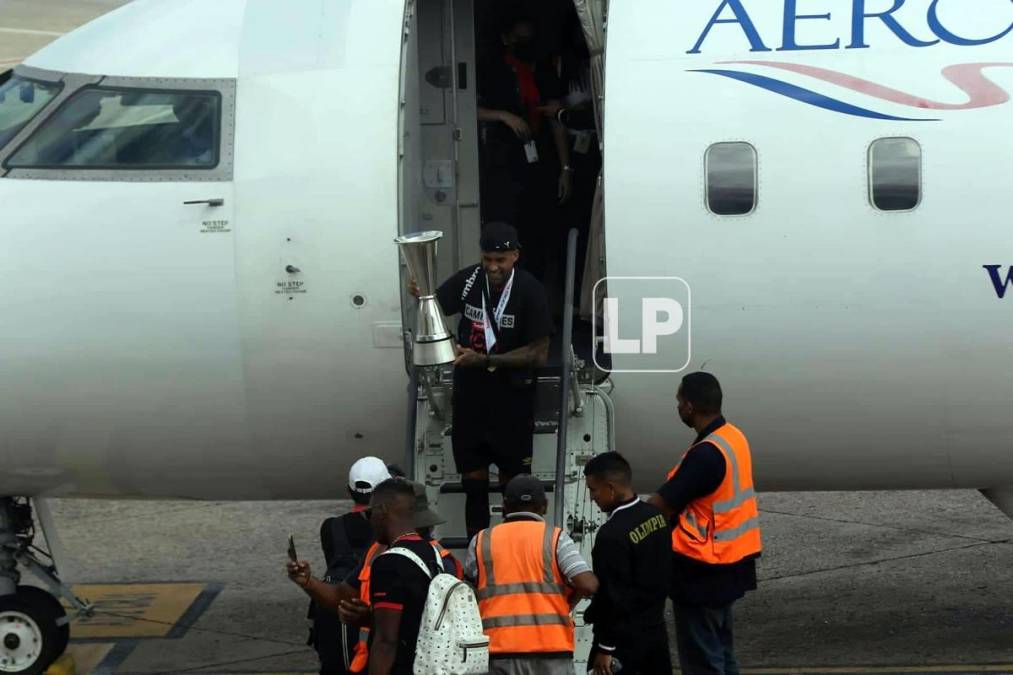 Gabriel Araújo Carvalho marcó el gol que le dio el título de la Liga Concacaf al Olimpia y fue quien bajó la Copa del avión.