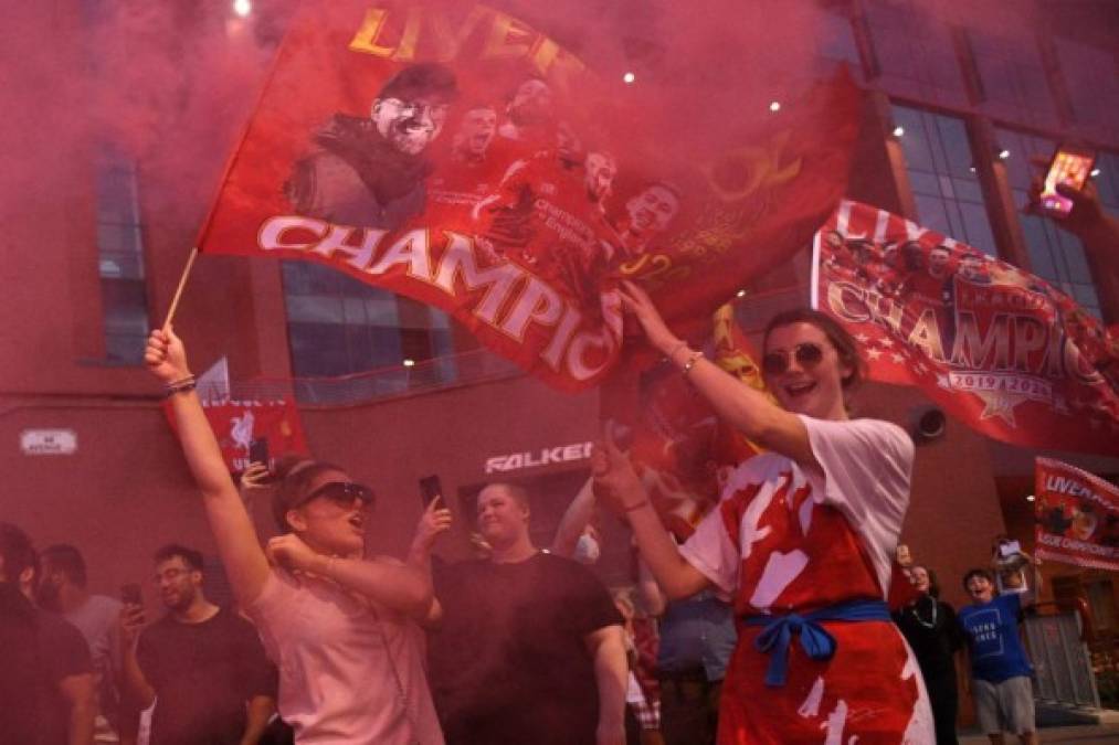 Los aficionados de los Reds, quienes estuvieron pendientes del partido entre el Chelsea y el Manchester City que definió el título del fútbol inglés se reunieron en los alrededores de Anfield para celebrar por todo lo alto la nueva estrella de su club.