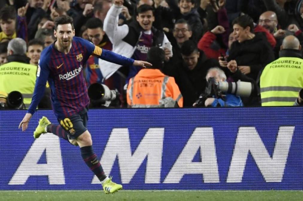 Messi corre a celebrar su gol. Al fondo, los aficionados azulgranas también festejan con emoción. Foto AFP