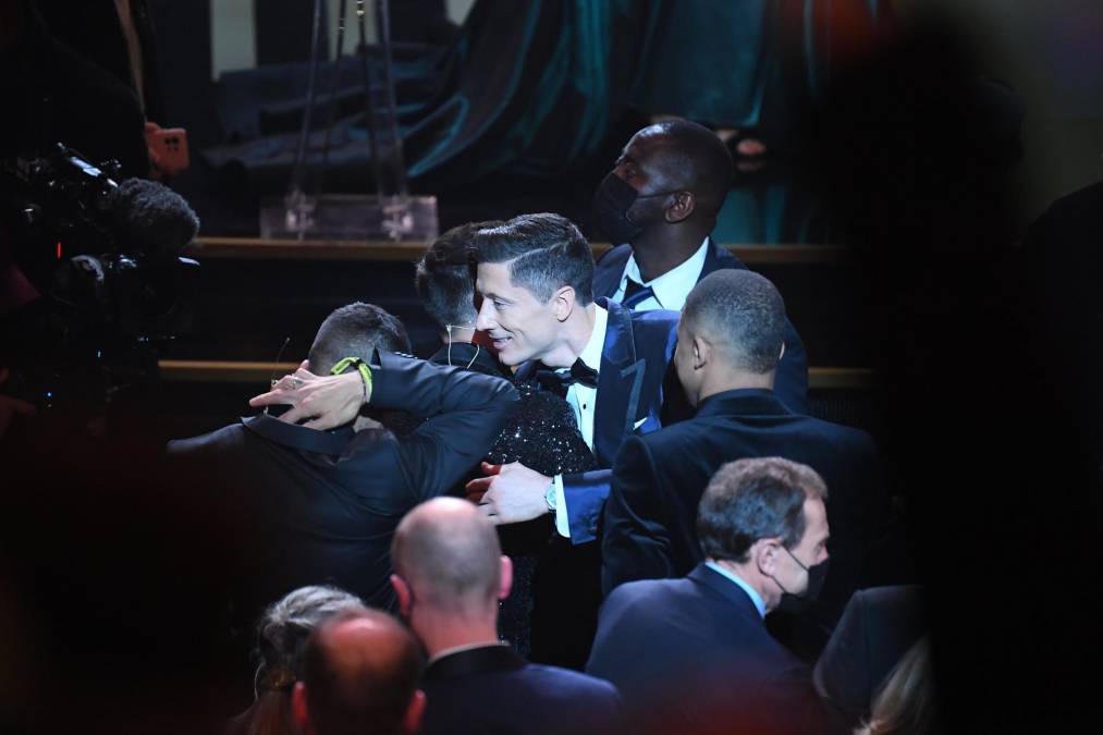 Lionel Messi fue felicitado por Robert Lewandowski tras ganar el Balón de Oro 2021.