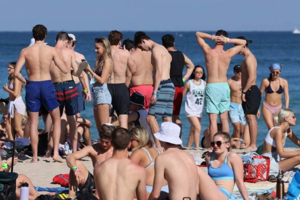 El alcalde de esta ciudad, Dan Gelber, ha mostrado su preocupación por el alto número de personas que desde la pasada semana han inundado en especial el turístico barrio de South Beach, donde el sábado fueron arrestadas unas 30 personas, según la Policía local,