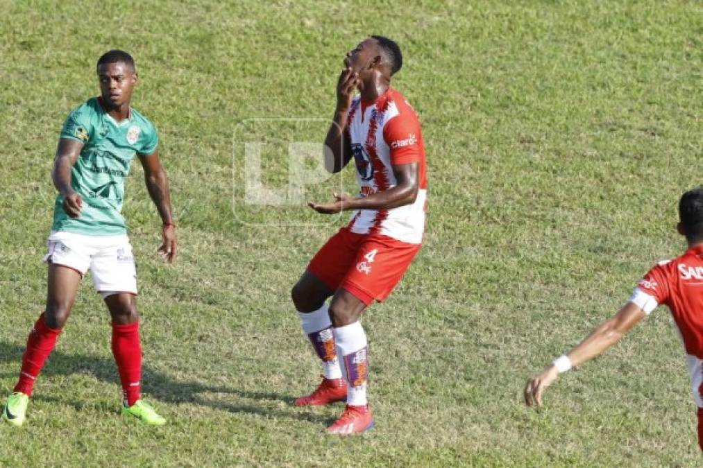 Los gestos que hizo José David Velásquez Colón tras el balonazo de Edwin Solani Solano.