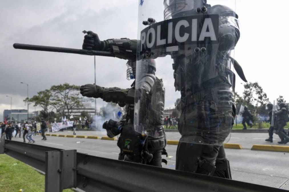 La respuesta policial impidió el ingreso de los encapuchados al Capitolio, la Alcaldía y otros edificios públicos, mientras los manifestantes que quedaban en la Plaza de Bolívar se retiraban del sector.
