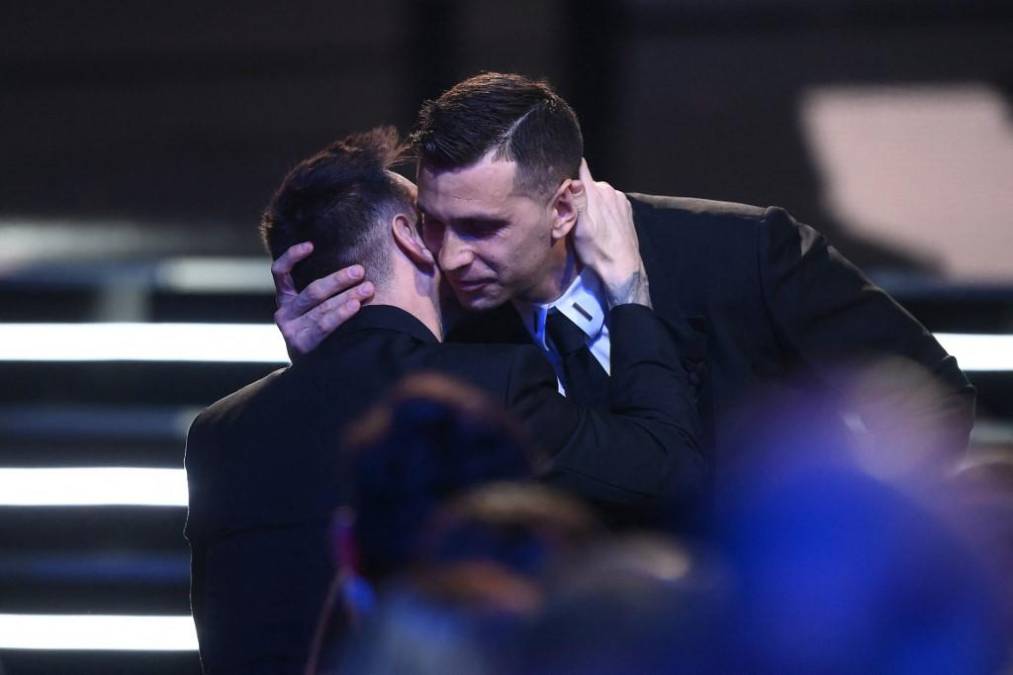 Lionel Messi se encargó de darle un abrazo y beso al Dibu Martínez luego que ganó el premio al mejor portero del mundo.