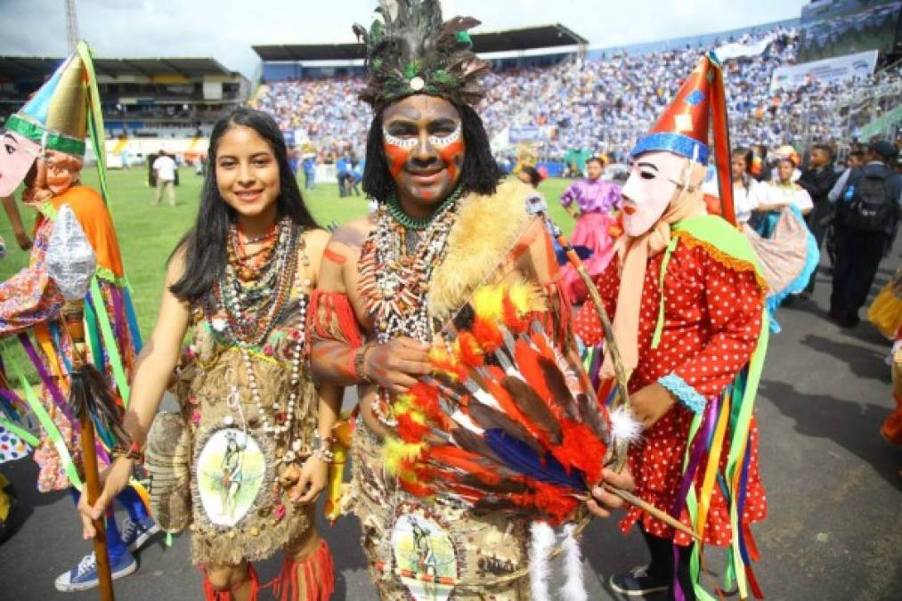 En el desfile de Tegucigalpa, varios institutos llevaron trajes típicos.