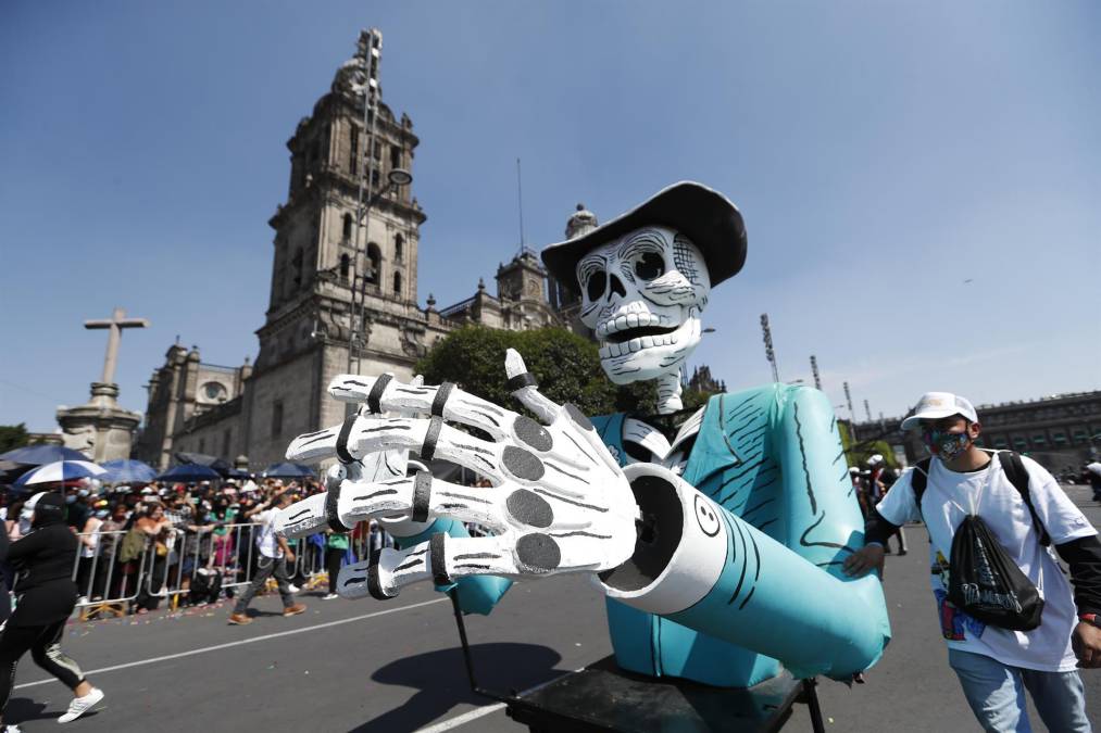 Coloridos cráneos, presumidas catrinas y risueños esqueletos regresaron del inframundo para pasearse por la Ciudad de México con motivo del gran desfile del Día de Muertos, que este año volvió con más fuerza que nunca tras haber sido suspendido en 2020 por la pandemia de la covid-19.