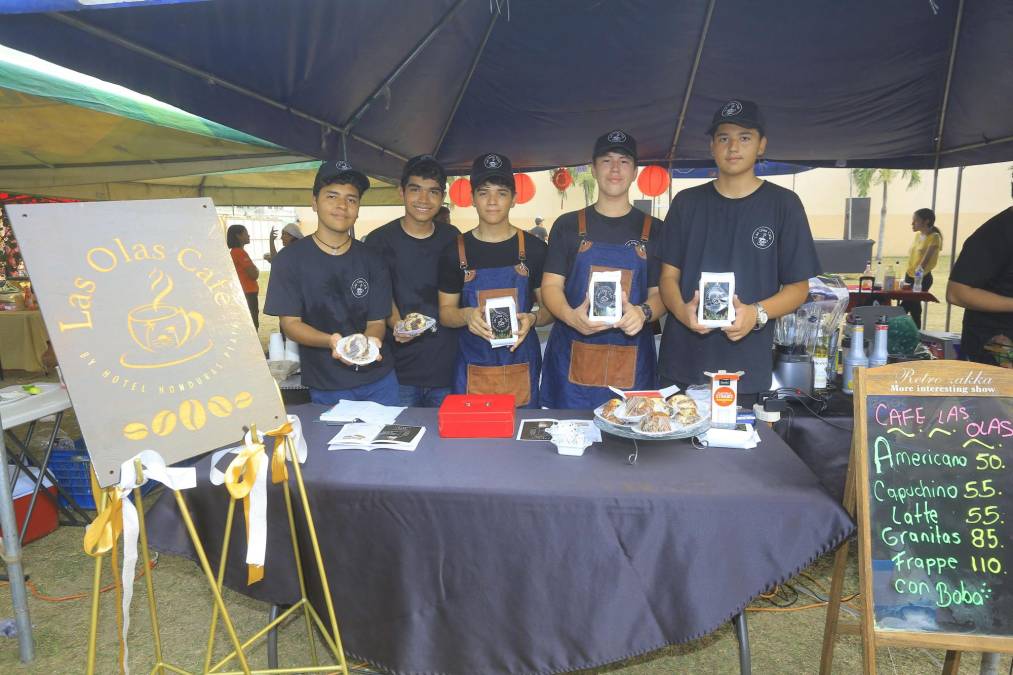 Los varones de décimo grado local pusieron su negocio llamado “Las olas café”.