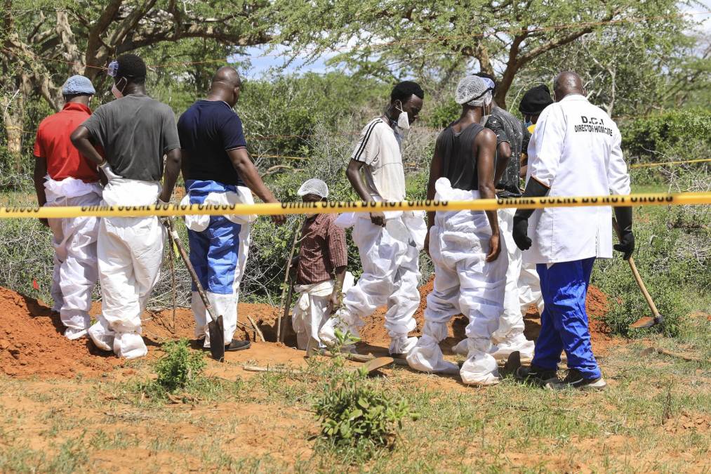 “No sabemos cuántas fosas comunes, cuántos cuerpos hallaremos”, dijo Kindiki. Añadió que 34 personas fueron halladas vivas en el bosque.