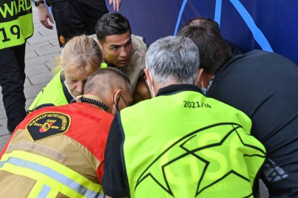 Cristiano Ronaldo mostró su preocupación al ver tendida a la mujer luego del pelotazo.