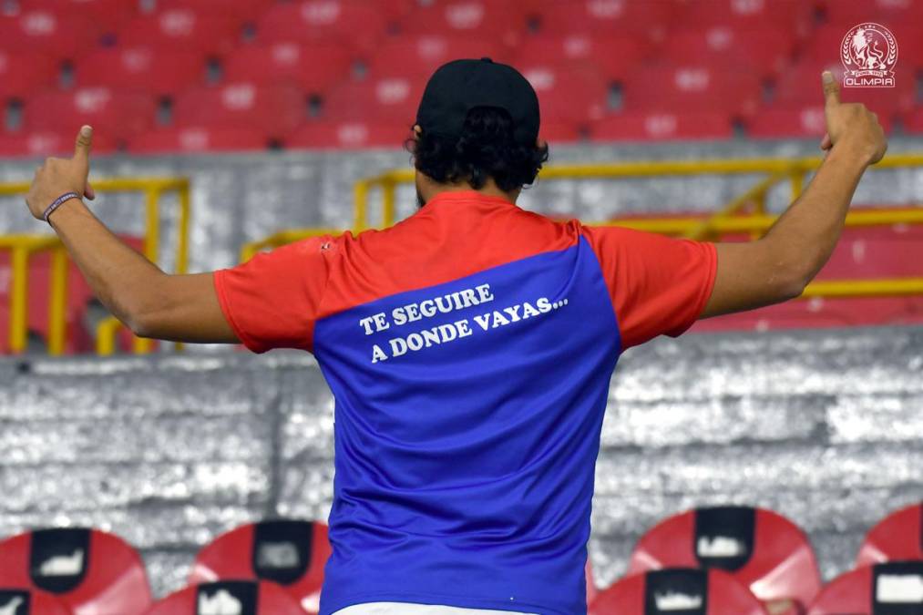 “Te seguiré a donde vayas”, dice la camiseta de este aficionado del Olimpia.