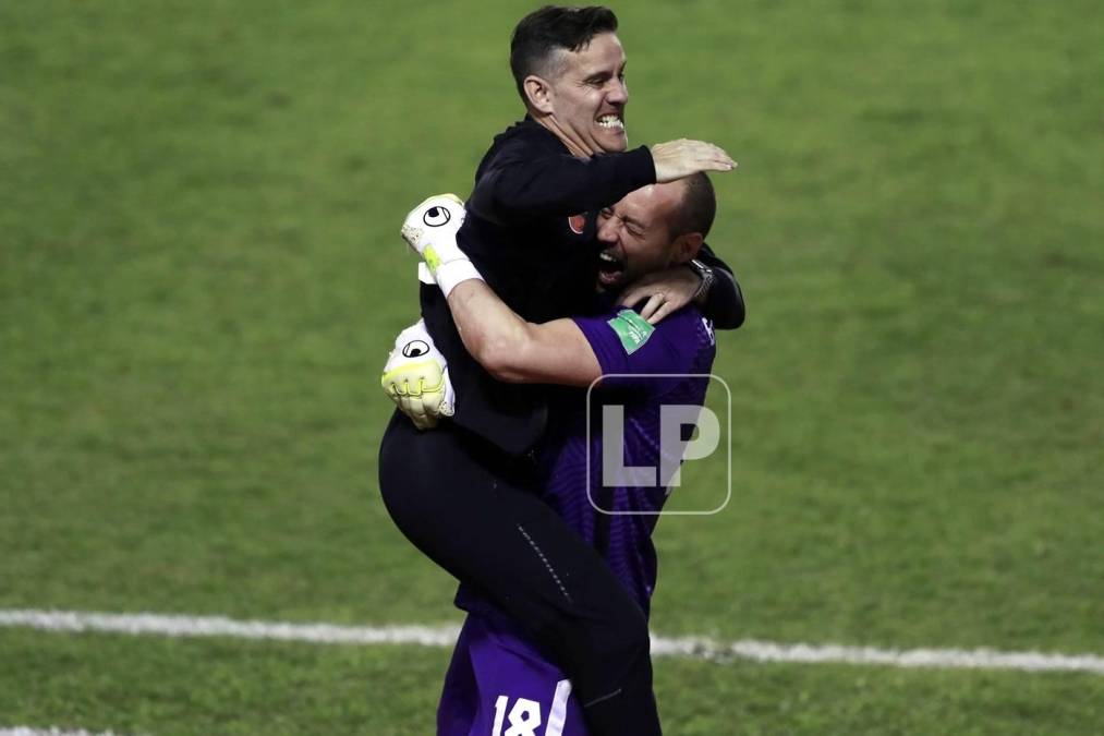 El entrenador de Canadá, John Herdman, festejando el segundo gol de su equipo con el portero Milan Borjan.