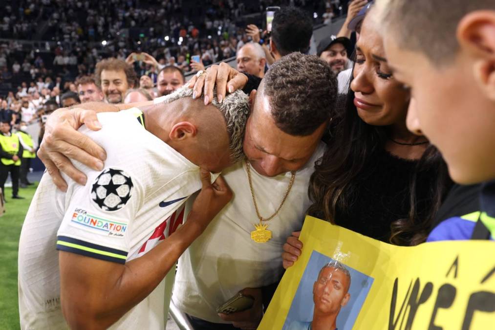 ¡Emotivo! Después del doblete de Richarlison para el triunfo del Tottenham ante Marsella, el brasileño se fue a celebrar con su familia y no pudo evitar llorar de la emoción. ¡Qué bonita es la Champions!