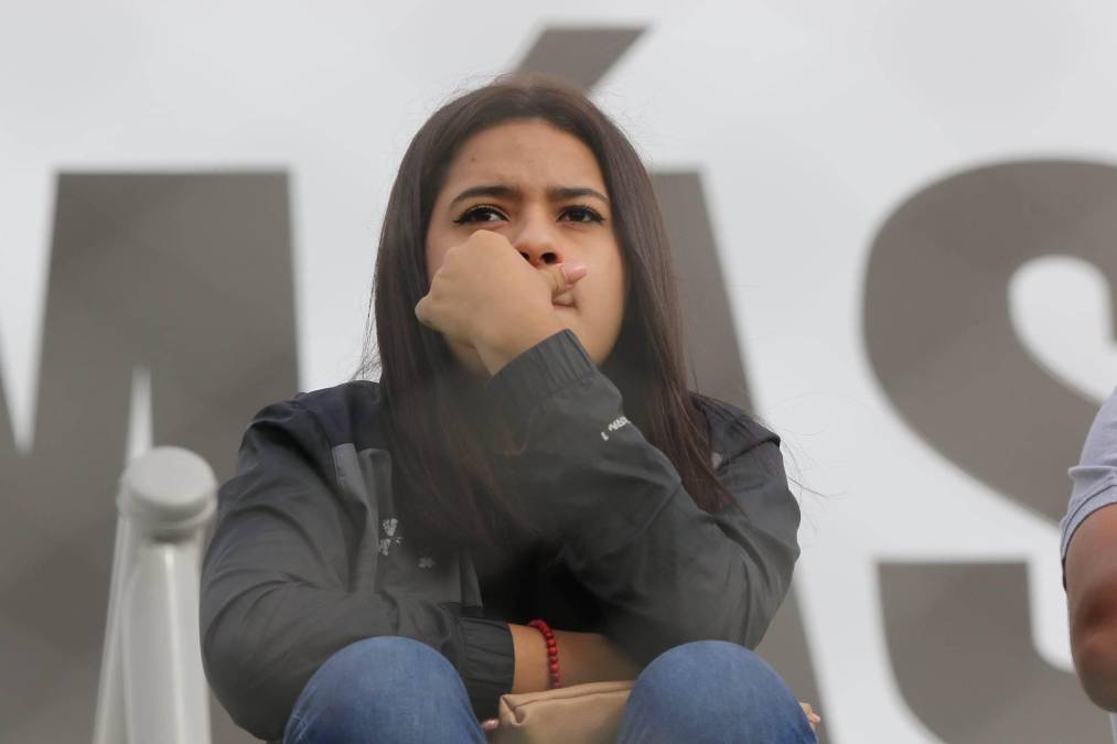 Una joven que lució bien concentrada por la final del fútbol hondureño.