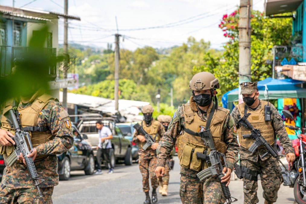 El Gobierno de Nayib Bukele incrementó las acciones de vigilancia con militares y vehículos artillados en las principales ciudades de El Salvador a raíz de la crisis generada por un alza en los homicidios en los últimos días, según informó este jueves la Secretaría de Prensa de la Presidencia.