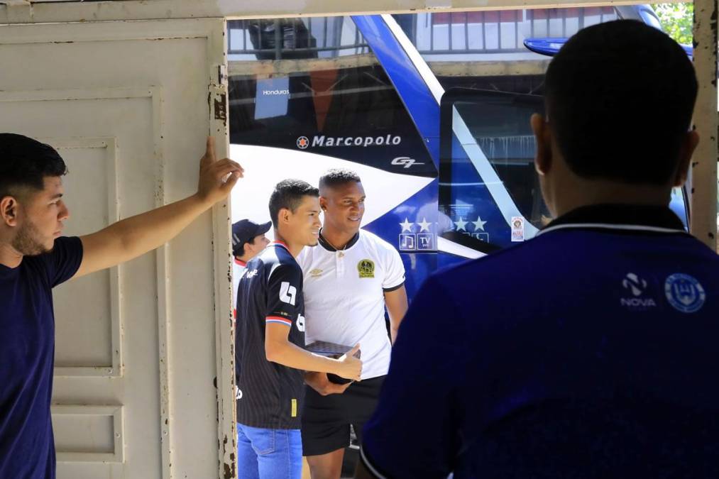 El lateral derecho Brayan Beckeles se tomó fotos con aficionados en la entrada del estadio Ceibeño.