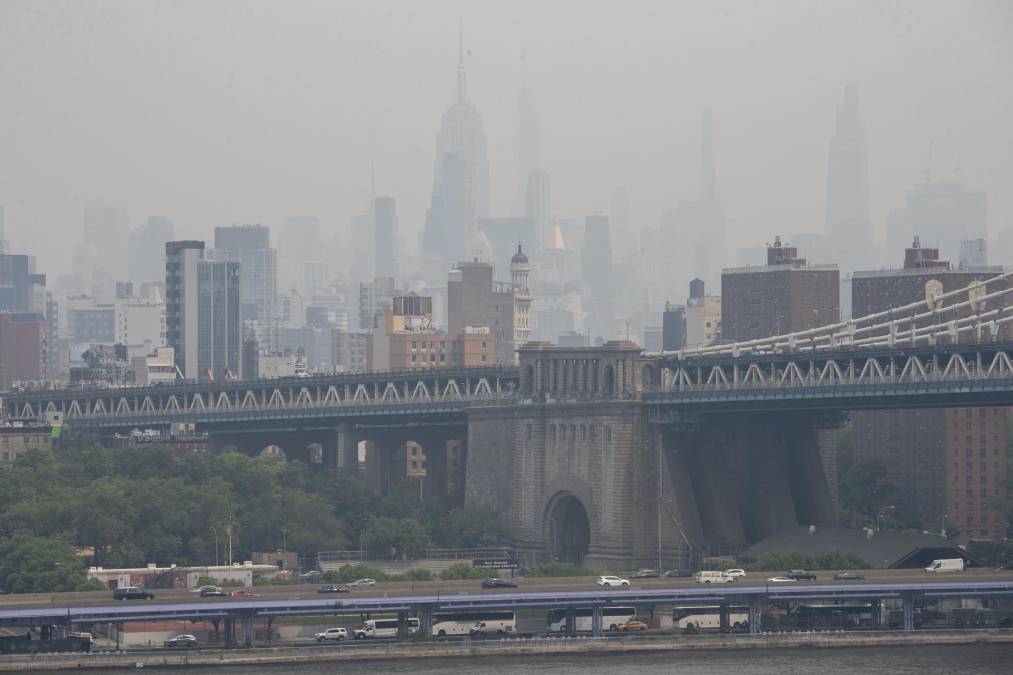 Apocalípticas imágenes de Nueva York cubierta por una espesa capa de humo